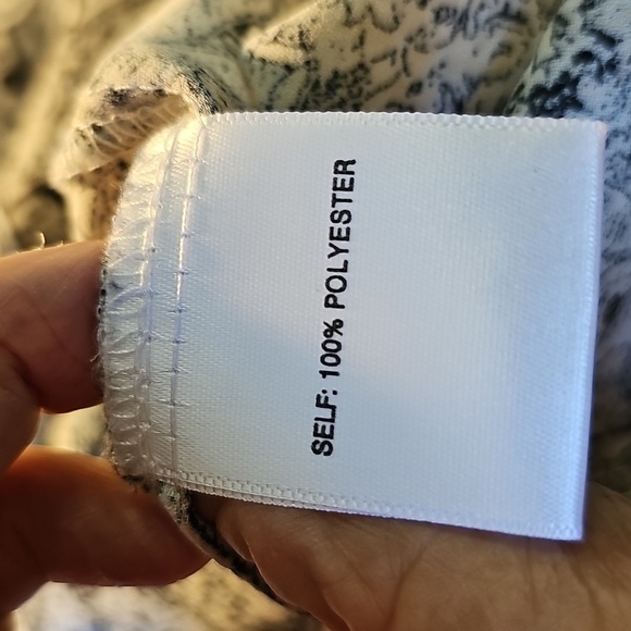 Rose & Olive Black And White Floral Print Women's Top. Size 3X. Covered Buttons. - Picture 9 of 9